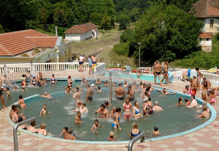 STIŽE DRŽAVNA POMOĆ, GRAĐANI DOBIJAJU 30.000 TURISTIČKIH VAUČERA ZA ODMOR U SRBIJI!