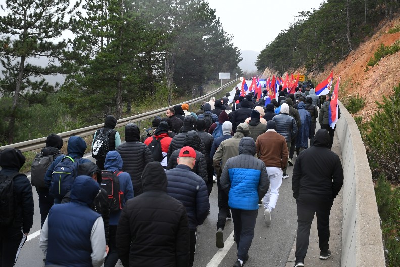 SRBI IZ KOSOVA I METOHIJE U KOLONI KRENULI PEŠKE U BEOGRAD "Vučić je uvek bio uz nas kad je bilo najteže" (FOTO/VIDEO)
