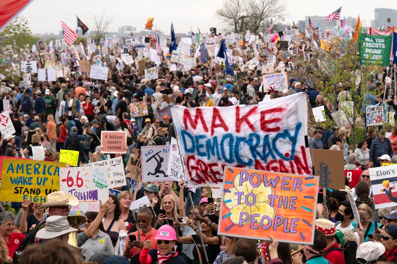 TRUMP I MASK NA UDARU Više od 1.400 protesta širom Amerike (FOTO/VIDEO)