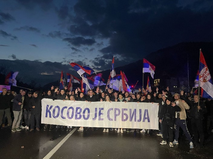 SRBI SA KOSOVA I METOHIJE ODLUČNO KORAČAJU KA BEOGRADU Kiša pljušti i bije vetar, ali oni ne posustaju - dolaze u Beograd na veliki narodni skup (FOTO/VIDEO)