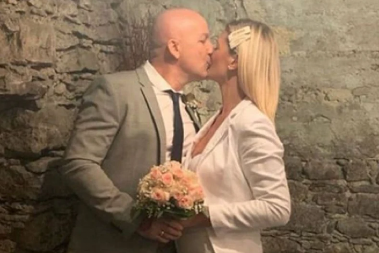 JOŠ JEDAN RAZVOD NA ESTRADI? Pevač se oženio u šestoj deceniji, a sada pobesneo zbog pitanja o supruzi!