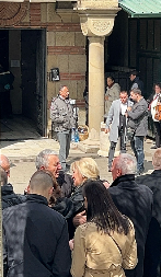 OVO JE SESTRA ŽELJKA RUTOVIĆA Grca u suzama zbog smrti brata, prijatelji je teše dok prima saučešća (VIDEO)