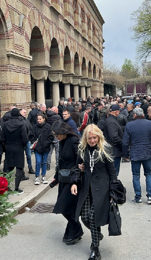 PRIJATELJICA ŽELJKA RUTOVIĆA NEUTEŠNA Danima nije mogla da dođe sebi, a sada se u ovom izdanju pojavila na groblju (FOTO)