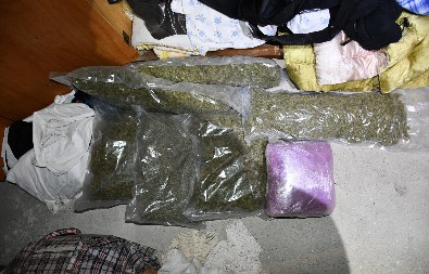 UHAPŠENI PRED DISTRIBUCIJU Kod Nišlija pored droge pronađen i keš u raznim valutama