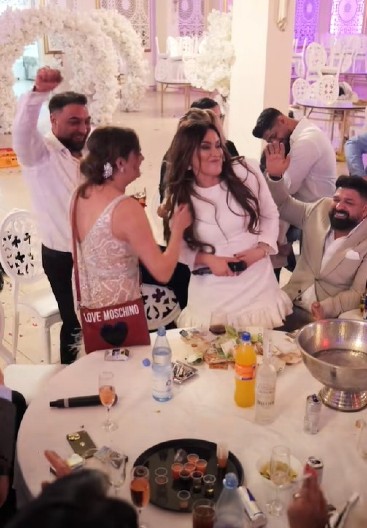 NIKO NE VERUJE SVOJIM OČIMA ZBOG ONOGA ŠTO SE NALAZI NA STOLU! Pevačica u transu peva veliki hit, a ispred nje - OVO! (VIDEO)