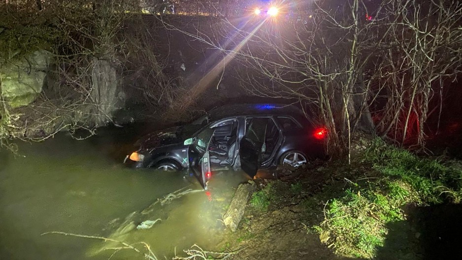 JEZA KOD SJENICE Automobil  sa ženama i malom decom sleteo u reku
