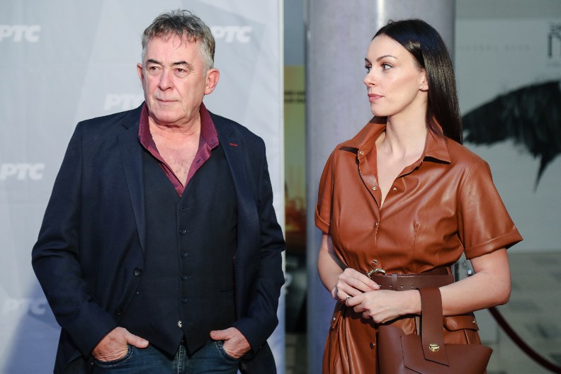 NEĆETE VEROVATI KOLIKO GODINA PUNI MIMA KARADŽIĆ Danas slavi rođendan, a svi su mislili da je mlađi