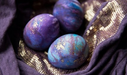 STVORITE PRAVO UMETNIČKO DELO Skuvajte uskršnja jaja u ovom čaju i dobićete nijansu noćnog neba