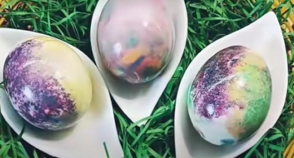 OVO JOŠ NISTE PROBALI Brzo i lako ofarbajte jaja aluminijskom folijom dobićete neverovatan efekat