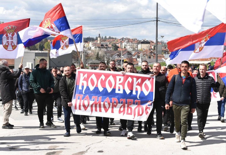 DOMAĆINSKA DOBRODOŠLICA ZA HEROJE SA KIM: U Gornjem Milanovcu Srbe koje pešače za Beograd dočekali meštani i Petar Petković (FOTO)