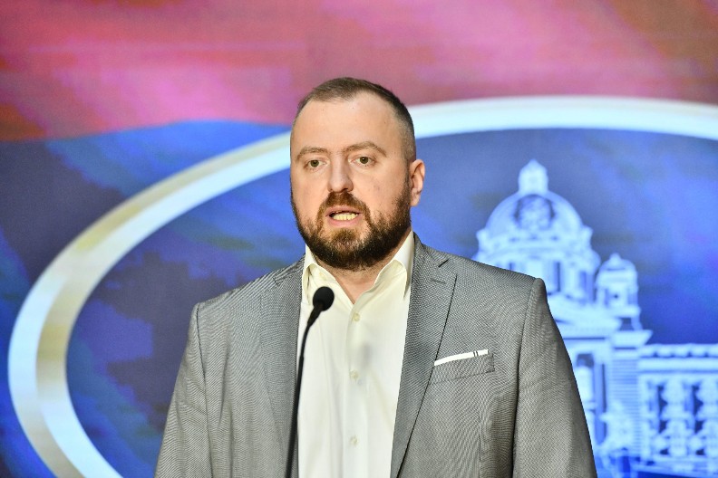 HAJDE DA POKAŽEMO SNAGU I VOLJU VEĆINSKE SRBIJE DA SE SAČUVA NAŠA OTADŽBINA Mirković za Alo! o velikom narodnom skupu