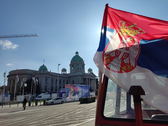 VIJORE SE SRPSKE TROBOJKE, NAROD STIŽE! Sve je spremno za početak Svenarodnog sabora! Pogledajte atmosferu ispred Skupštine (FOTO)