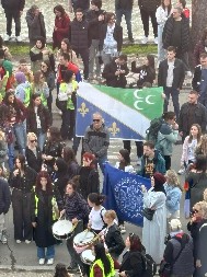 BLOKADERIMA STRAŠNO SMETA CELOVITA SRBIJA, PA BI DA JE CEPAJU NA DELOVE Pogledajte samo koje zastave drže (FOTO)