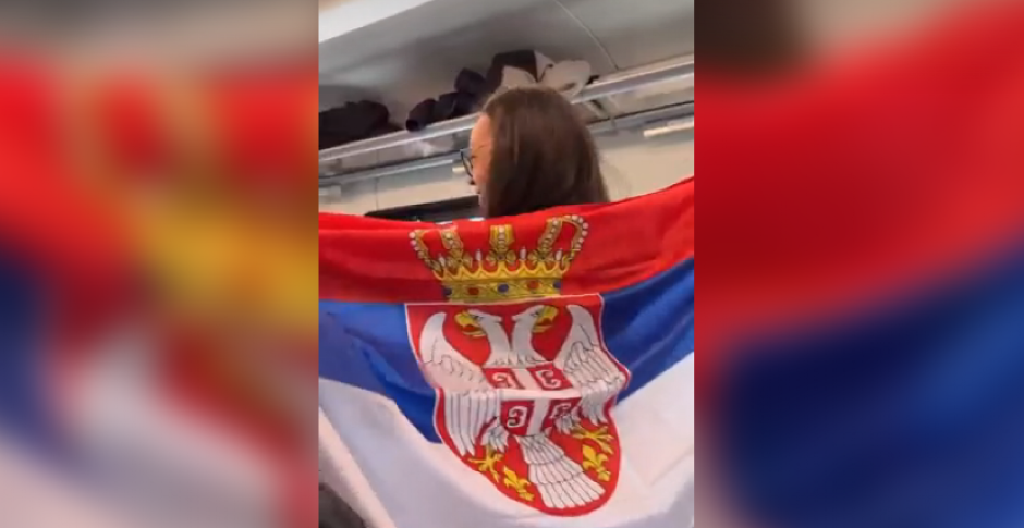 "SRBI ZAPEVALI NA PUTU ZA BEOGRAD!" Vesela atmosfera u vozu dok ljudi pristižu na Svenarodni sabor (VIDEO)