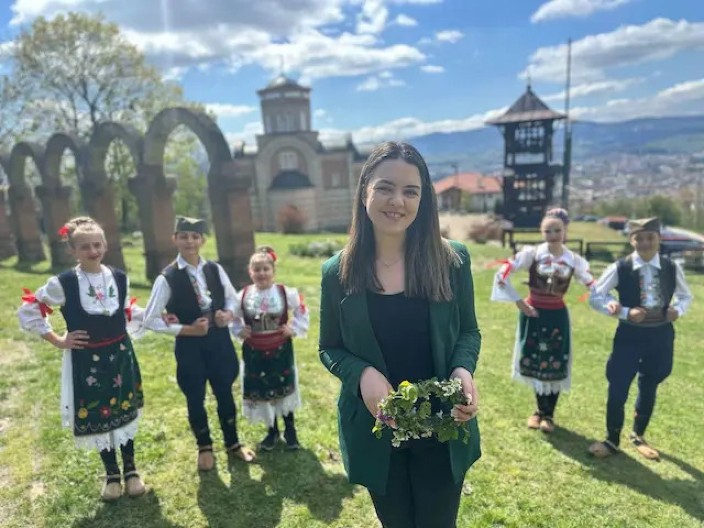 PRELEPA SLIKA IZ SRCA SRBIJE: Mališani obučeni u narodnu nošnju i uz venčiće na glavama slave Lazarevu subotu (FOTO)