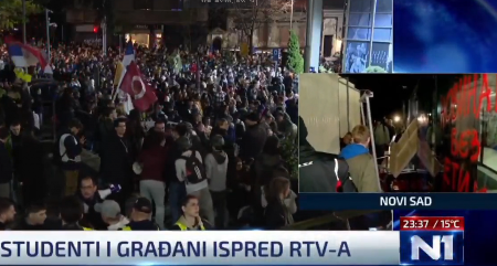 SKANDAL! DINKOVI TERORISTI UKRALI SCENOGRAFIJU RTV-A I BACILI NA ULAZ U ZGRADU! (VIDEO)