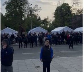 NAROD SE OKUPIO ISPRED SKUPŠTINE NAKON SEDNICE: Svuda odjekuje "Aco, Srbine" (VIDEO)