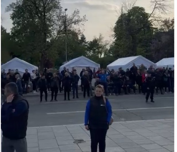 NAROD SE OKUPIO ISPRED SKUPŠTINE NAKON SEDNICE: Svuda odjekuje "Aco, Srbine" (VIDEO)