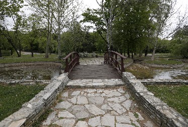 EVO NA KOJI JE RESTORAN SINOĆ BAČENA BOMBA Radnik obezbeđenja odmah pozvao policiju