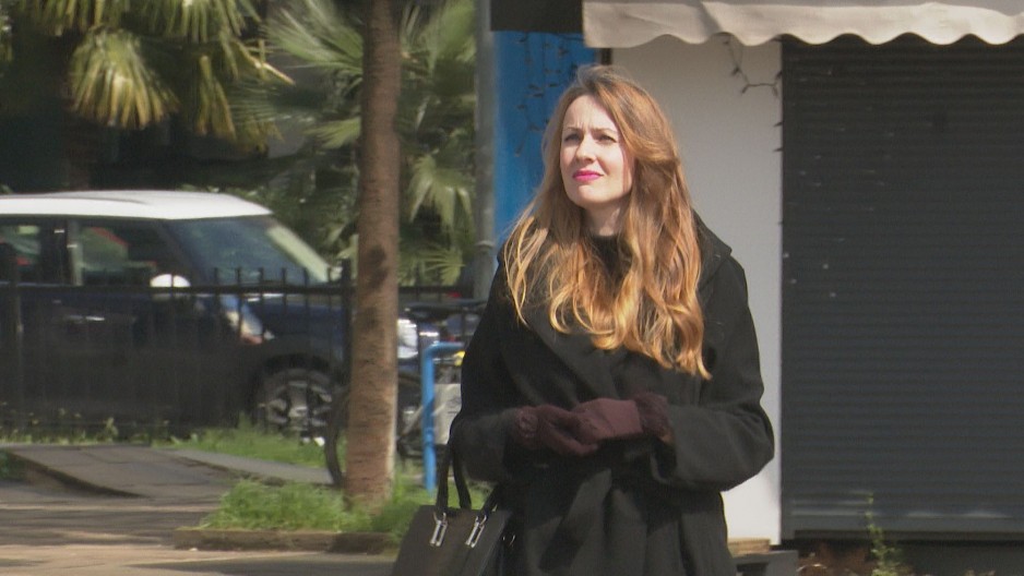 TANKA JE LINIJA IZMEĐU "ON VOLI MALO VIŠE DA POPIJE" I "ON JE ALKOHOLIČAR" Potresna ispovest Slađane koja nije uspela da spase svog supruga od ovog poroka (FOTO)