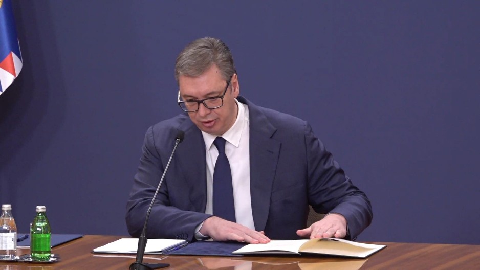 VUČIĆ OBJAVIO VAŽNE VESTI "Daćemo sve od sebe da sutra krene isplata plata, krompir za one koji nisu radili"