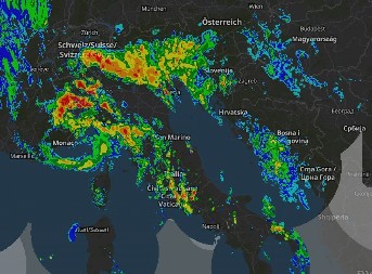 BUJICE TEKU ULICAMA, IZLILE SE REKE, VETAR ČUPA STABLA, A PAO JE I SNEG Nevreme besni u Italiji i Hrvatskoj (FOTO/VIDEO)