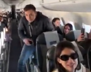 NEOČEKIVANA DRAMA NA LETU ZA BEOGRAD Putnik se preko razglasa obratio svojoj devojci, par sekundi kasnije - svi u avionu su plakali! (VIDEO)