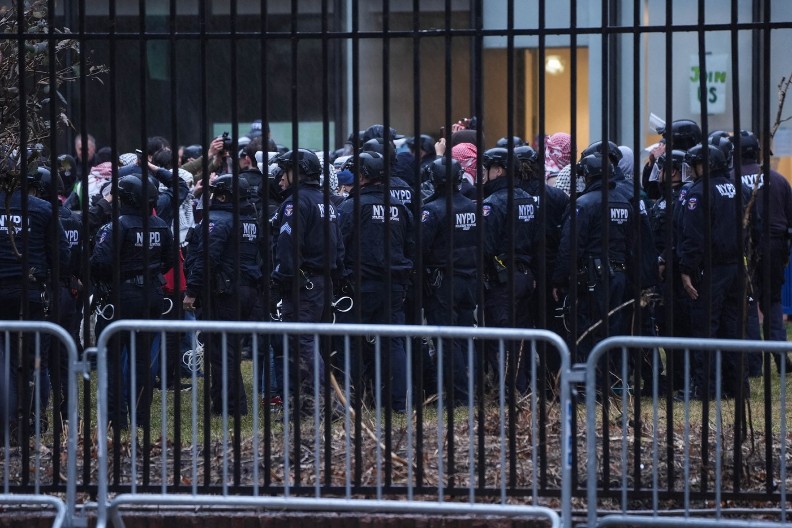 JEDNOM UPOZORE, ONDA BIJU PA HAPSE Ovako je američka policija rasturila protest Univerziteta Kolumbija (VIDEO)