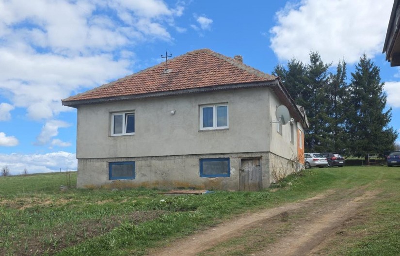 OVO JE KUĆA U KOJOJ JE OTKRIVENA TRAGEDIJA Muškarac (42) pronađen mrtav, na telu uočene povrede