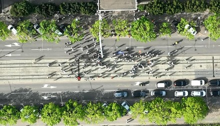 MALTRETIRAJU GRAĐANE I U NEMANJINOJ ULICI Evo šta se trenutno dešava, siledžije blokaderi i dalje maltretiraju građane! (FOTO)