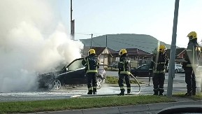 VATRA GUTA AUTOMOBIL NASRED ULICE U KRALJEVU! Vatrogasci pokušavaju da obuzdaju požar (FOTO/VIDEO)