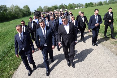 ŠOK U JASENOVCU! Plenković i Milanović rame uz rame, čak su se i rukovali! Hrvati ne veruju šta se dešava! (FOTO)