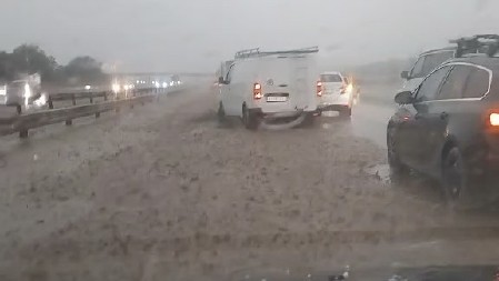 OPŠTI KOLAPS NA AUTO-PUTU POSLE KIŠE  Izlili se voda i blato na kolovoz, vozači u problemu
