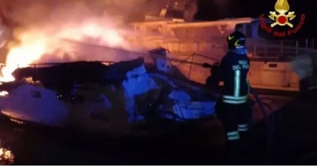 UŽAS U ITALIJI Izbio požar na čamcu, poginula turistkinja, njen partner uspeo da se spase (FOTO/VIDEO)