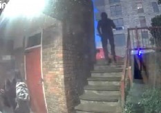 HVATA ŽENU ZA LEĐA I STAVLJA JOJ NOŽ NEKOLIKO SANTIMETARA OD LICA Kamere snimile jezivu pljačku! (VIDEO)