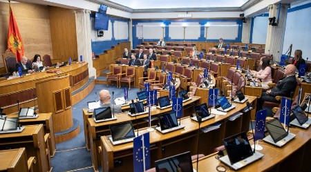 NIJE SAMO DPS POBEGAO IZ SKUPŠTINE: Evo ko sve nije glasao za Kneževićeve amandmane