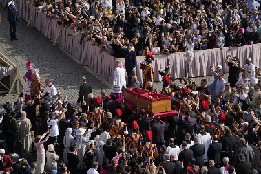 DANAS ISPRAĆAJ PAPA FRANJE NA VEČNI POČINAK: Prisustvovaće 200.000 građana i 130 delegacija (FOTO)