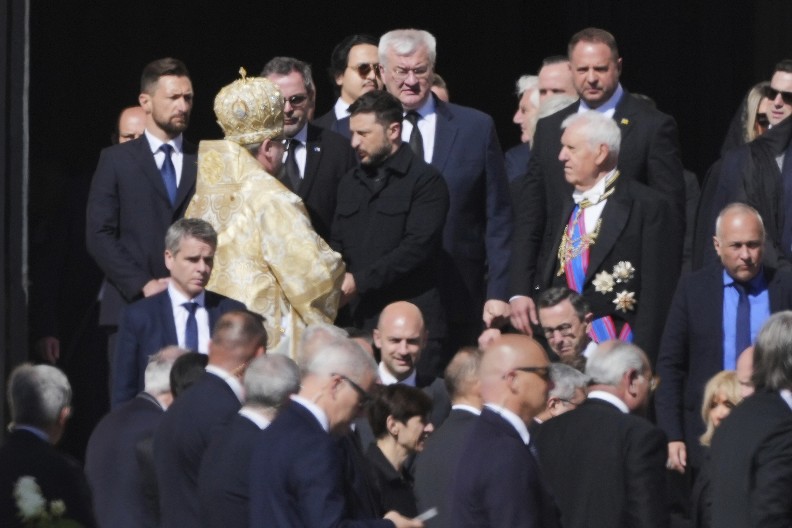 ZELENSKI NIJE ISPOŠTOVAO PROTOKOL SAHRANE PAPA FRANJE! Svi gledaju ukrajinskog lidera, je l' moguće da je to uradio? (FOTO/VIDEO)