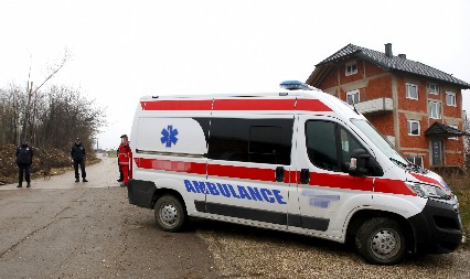 UŽAS U SRBIJI "Videli smo ga ovde, popio piće... pa pucao sebi u grudi pištoljem za ubijanje stoke"