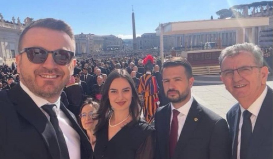 MILATOVIĆEV SELFI SA PAPINE SAHRANE: Predsednik Crne Gore zapalio mreže zbog fotografije iz Vatikana (FOTO)