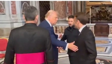 "MAKRONE, NE ŽELIM DA BUDEŠ OVDE": Čitač sa usana dešifrovao razgovor u Vatikanu, Tramp dao reč Zelenskom