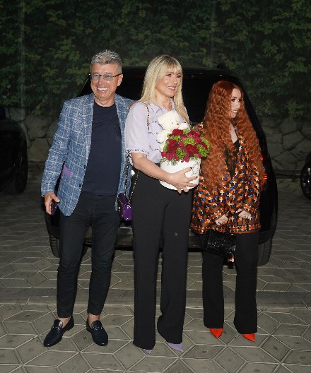 PRVI PUT U JAVNOSTI NAKON SAŠINE SMRTI Suzana sa ćerkom sinoć izašla u grad, evo u kakvom izdanju su se pojavile (VIDEO)