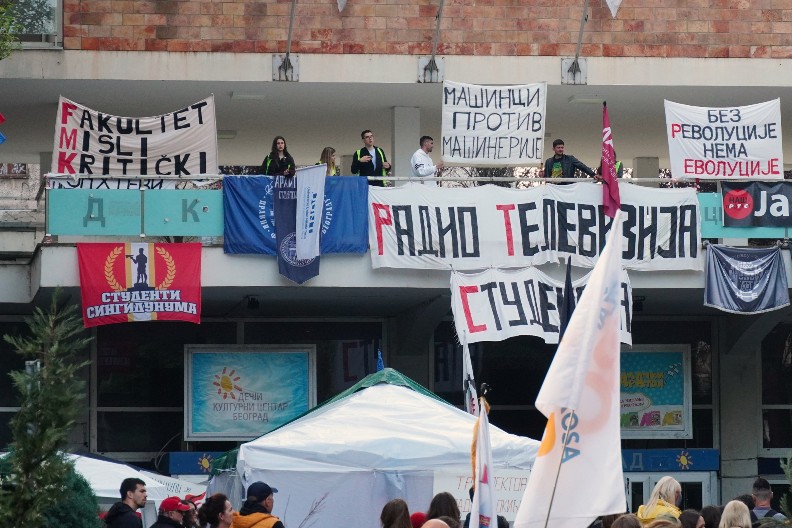 PALO PRIZNANJE NA OPOZICIONOJ TELEVIZIJI Isti ljudi blokiraju RTS i maltretiraju građane (VIDEO)