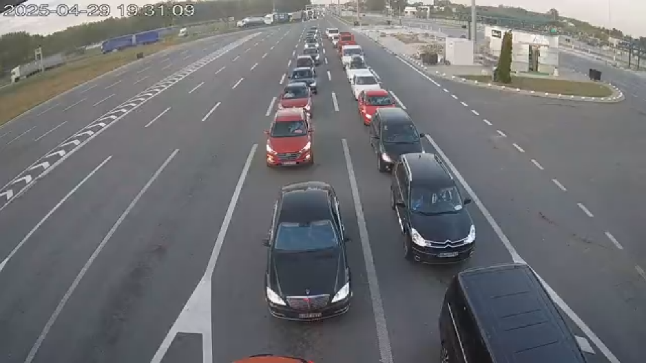 TERETNJACI ČEKAJU I DO 8 SATI! Evo kakva je situacija za putnička vozila na graničnim prelazima