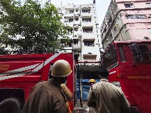 TELA LEŽE PO STEPENICAMA, LJUDI SKAKALI SA PROZORA U SMRT Plamen progutao hotel u Indiji, stradalo 14 osoba (FOTO/VIDEO)