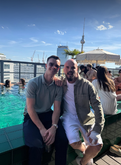 NA PRAZNIK RADA SA GIPSOM NA RUCI Evo kako je pevač obeležio Prvi maj, društvo mu pravio sin (FOTO)