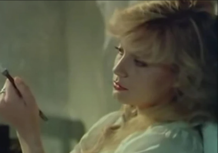 SVI JE PAMTE PO SCENI U KOJOJ JE GOLA! Više od tri decenije nije snimila nijedan film, a evo čime se danas bavi glumica i kako izgleda! (FOTO)