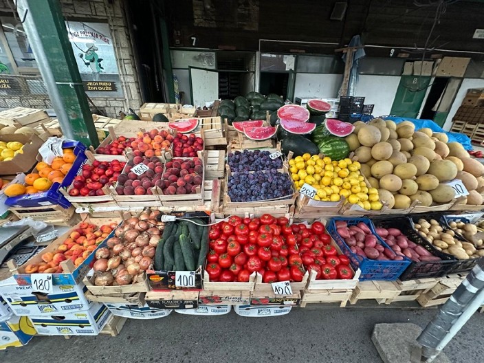 CENE JAGODA NA PIJACAMA OTIŠLE U NEBO! Jabuke i uvozno povrće skuplje nego prošle godine