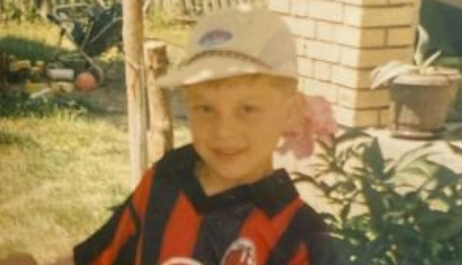 IMA TRI SINA, JEDNU OD NAJLEPŠIH ŽENA I OSTVAREN SAN IZ DETINJSTVA! Prepoznajete li dečaka sa fotografije? Rodom je iz Loznice