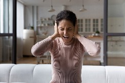 SRPKINJA OBJAVILA RAT BAHATIM KOMŠIJAMA Zbog glasne muzike nije spavala noćima, a onda je rešila da se brutalno OSVETI!